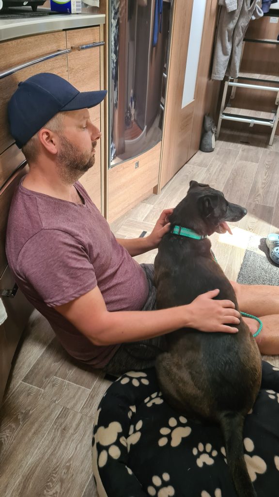 Nu har vi äntligen hämtat vår hund :) - bild i artikeln från OurBackyardEurope